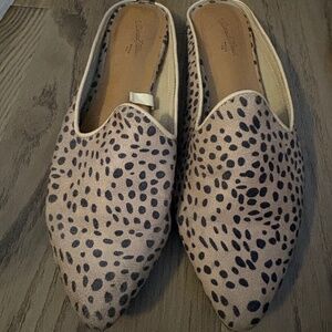 UNIVERSAL THREAD FLATS